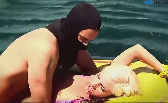 Blowjob Queen Rides in the Ocean